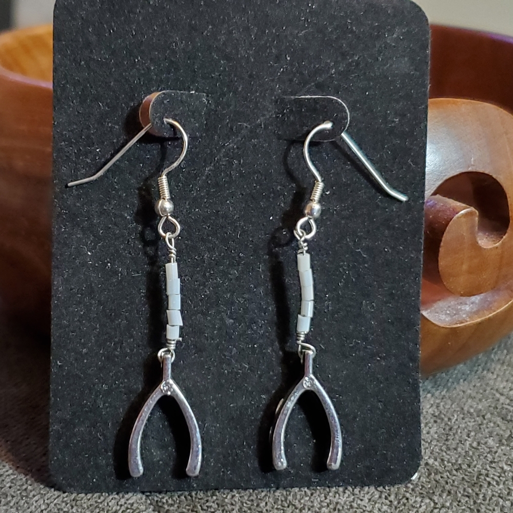 Wishbone Earings - White